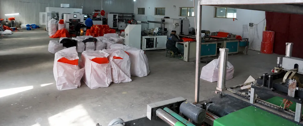 Nonwoven shopping-bag workshop with bag-making machines and bundled output