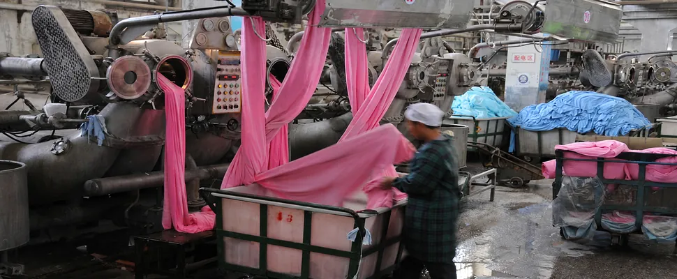 Microfiber textile dyeing equipment with pink and blue batch material